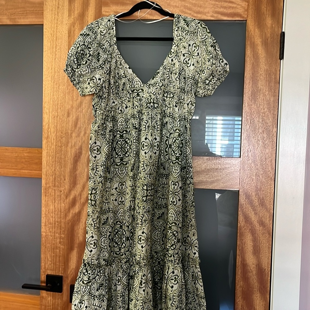Short sleeves high waisted summer dress. Brand new never worn. Tag still on.